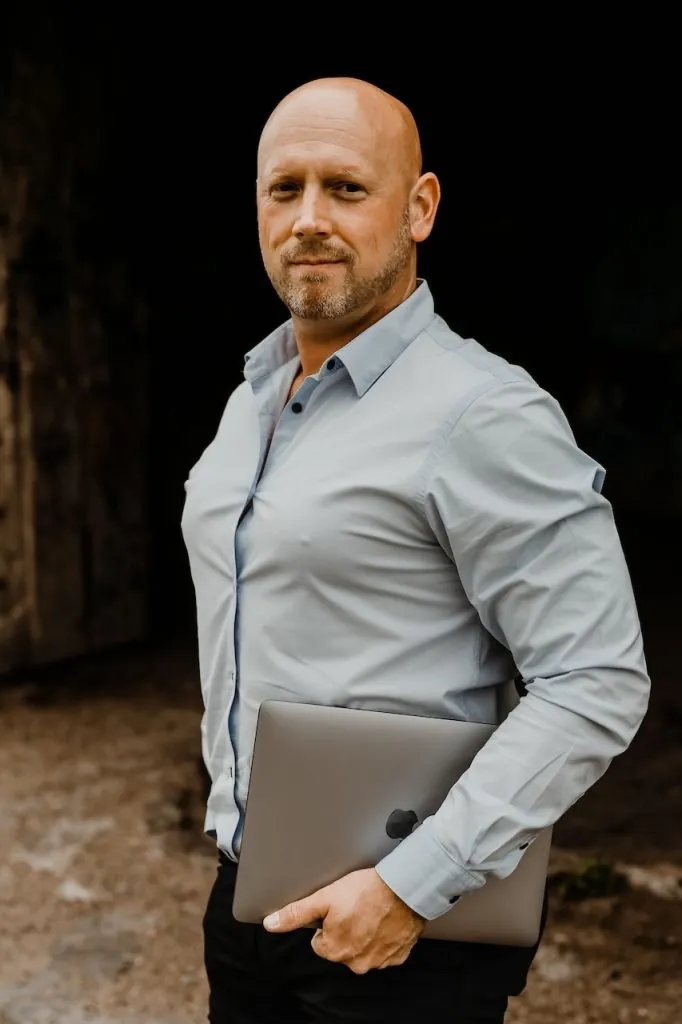Patrick Scholten met zijn laptop onder de arm